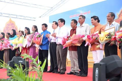 Вице-премьер Ву Ван Нинь поздравил кхмеров на юге страны с праздником Чаул Чнам Тмай - ảnh 1